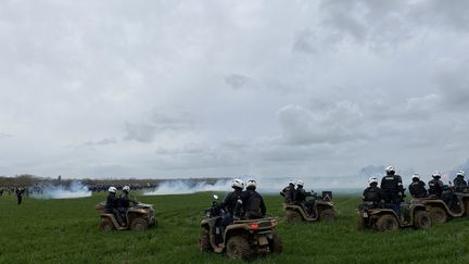 Grenades lacrymogènes, de désencerclement et LBD ont été utilisés par les forces de l'ordre lors de la manifestation anti-bassines à Sainte-Soline (Deux-Sèvres) le 25 mars 2023. (NOEMIE GUILLOTIN / RADIO FRANCE)