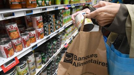 La collecte nationale organisée par les Banques alimentaires dans les supermarchés, le 25 novembre 2022. (MEHDI FEDOUACH / AFP)