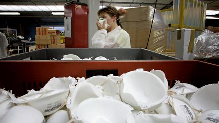 L'usine de Plaintel fabriquait notamment des masques FFP2 (archive de 2005). (FRED DUFOUR / AFP)