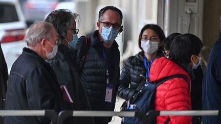 Peter Ben Embarek et d'autres membres de l'équipe de l'OMS chargée d'enquêter sur les origines du coronavirus Covid-19, visitent une communauté locale à Wuhan, dans la province centrale du Hubei en Chine, le 4 février 2021.&nbsp; (HECTOR RETAMAL / AFP)