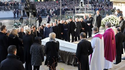 Le cerceuil sur les marches de la Madeleine, entouré par la famille, des religieux et Emmanuel Macron
 (Ludovic Marin / AFP)