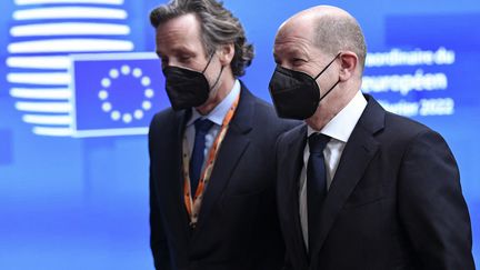 Le chancelier allemand Olaf Scholz quitte le sommet européen réuni en urgence à Bruxelles le 25 février 2022. (JOHN THYS / AFP)