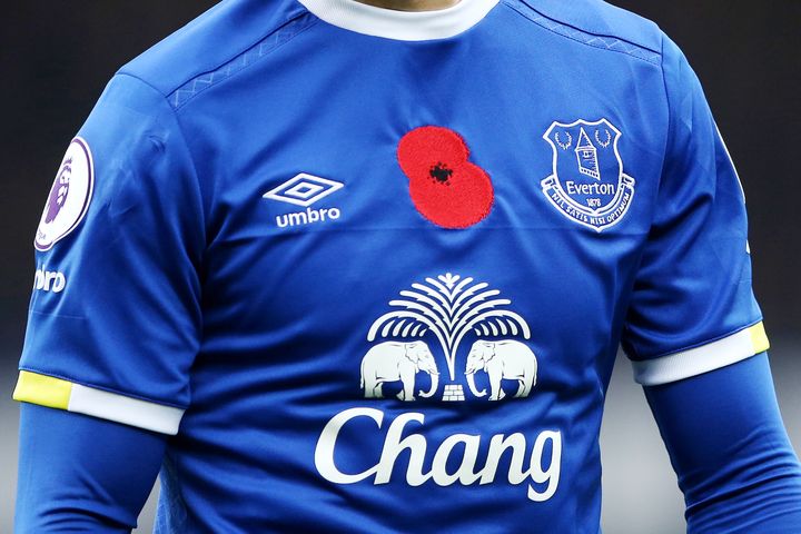 Un coquelicot est épinglé sur le maillot d'un joueur d'Everton, le 30 octobre 2016 à Liverpool (Royaume-Uni), lors d'une rencotnre de Premier League contre West Ham.&nbsp; (PAUL GREENWOOD / BACKPAGE IMAGES LTD / AFP)