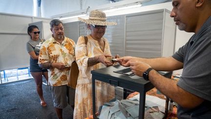 Des électeurs votent à Faa'a (Tahiti), le 16 avril 2023. (SULIANE FAVENNEC / AFP)