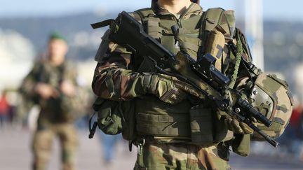 Une patrouille de militaires de l'opération Sentinelle, à Nice. Photo d'illustration. (SEBASTIEN BOTELLA / MAXPPP)