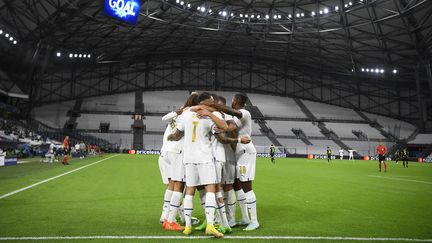 Les Marseillais célèbrent le but d'Amine Harit face au Sporting Portugal, au Vélodrome, le 4 octobre 2022. (NICOLAS TUCAT / AFP)