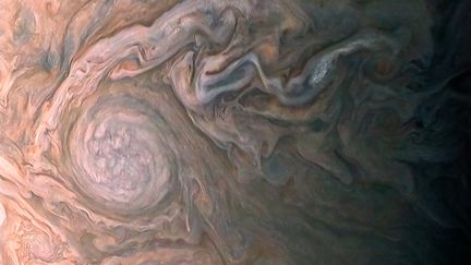 Prise le 2 février 2017, cette photographie montre des nuages tourbillonnants&nbsp;dans l'atmosphère de Jupiter.&nbsp; (HANDOUT / NASA / JPL-CALTECH / SWER / MSS / ROMAN)