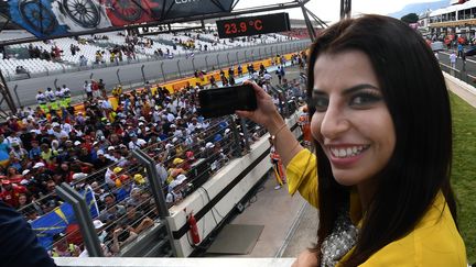 Aseel al-Hamad, première saoudienne membre de la fédération nationale automobile d'Arabie Saoudite, sur le circuit du Castellet (Var), le 24 juin 2018. (BORIS HORVAT / AFP)