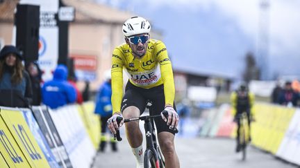 L'Américain Brandon McNulty (Team UAE Emirates) a conservé son maillot jaune à l'arrivée de la 7e étape de Paris-Nice. (JASPER JACOBS / AFP)