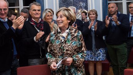 Brigitte Barèges, entourée de son équipe de campagne, après le premier tour des élections municipales à Montauban (Tarn-et-Garonne), le 15 mars 2020. (PATRICIA HUCHOT-BOISSIER / HANS LUCAS / AFP)