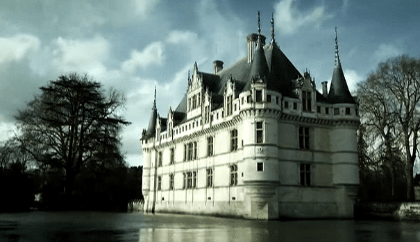 Une vue plus "classique" du château d'Azay-le-Rideau (Indre-et-Loire)
 (France 2 )