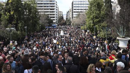 Plusieurs milliers de manifestants se sont réunis le 5 mars 2023, à Athènes (Grèce). (YORGOS KARAHALIS /AP / SIPA)