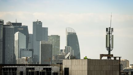 Une antenne de relais téléphonique et le quartier d'affaires de la Défense à Paris. Photo d'illustration. (THOMAS PADILLA / MAXPPP)