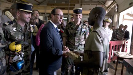 Fran&ccedil;ois Hollande avec des jeunes volontaires engag&eacute;s dans un servce militaire adapt&eacute;, le 2 ao&ucirc;t 2014, &agrave;&nbsp;Tsingoni (Mayotte). (ALAIN JOCARD / AFP)