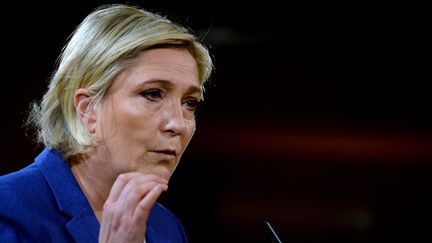 La candidate du Front national à la présidentielle, Marine Le Pen, ci-contre à la tribune d'un forum organisé par la Confédération des PME (CPME) le 6 mars 2017. (ERIC PIERMONT / AFP)