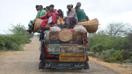 Des habitants évacués avant l'arrivée du cyclone Biparjoy, dans la province pakistanaise de Sindh, le 14 juin 2023. (STRINGER / AFP)