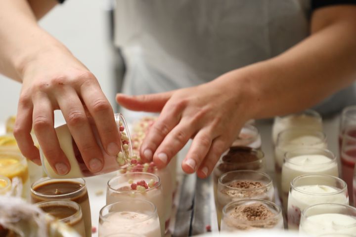 Anaëlle Morice prépare des verrines dans les cuisines de la pâtisserie Gaël, à Muzillac (Morbihan), le 2 mai 2019.&nbsp; (VALENTINE PASQUESOONE / FRANCEINFO)