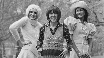 La styliste Mary Quant entourée de deux modèles, le 2 mai 1972. (EVENING STANDARD / HULTON ARCHIVE)