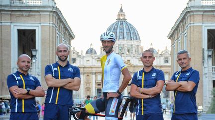 Le coureur du Vatican Rien Schuurhuis, entouré de son équipe, pose devant la basilique Saint-Pierre de Rome. (ATHLETICA VATICANA)