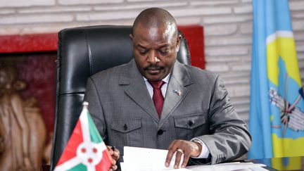 Le président du Burundi Pierre Nkurunziza signant la nouvelle Constitution, adoptée par référendum à Gitega, le 7 juin 2018. (STR / AFP)