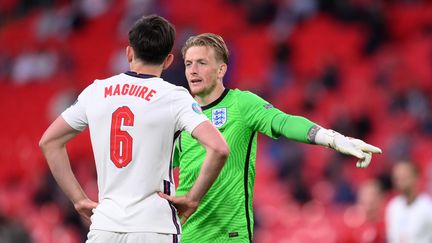 Harry Maguire et Jordan Pickford lors du match&nbsp;entre l'Angleterre et la République tchèque, le 22 juin (LAURENCE GRIFFITHS / POOL)