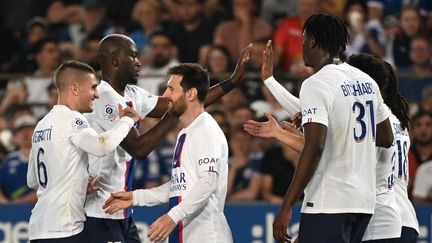 Le Parisien Lionel Messi célèbre son but, lors de la 37e journée face à Strasbourg, le 27 mai 2023. (PATRICK HERTZOG / AFP)