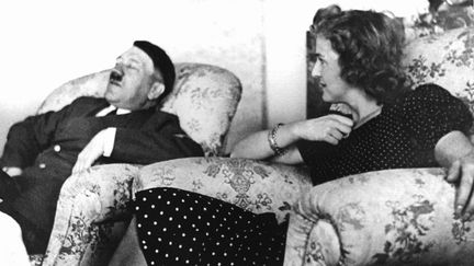 Eva Braun aux c&ocirc;t&eacute;s de son compagnon Hitler, sur un clich&eacute; non dat&eacute;. (HEINRICH HOFFMANN / DPA / AFP)