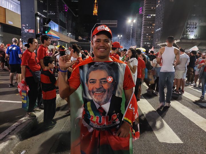 Fabiano Ventura świętuje zwycięstwo Luli na Paulista Avenue w Sao Paulo (Brazylia), 30 października 2022. (VALENTINE PASQUESOONE / FRANCEINFO)