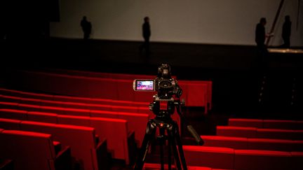 Caméra placée dans une salle du Théâtre de l'Archipel à Perpignan,&nbsp;pour un concert de musique classique diffusé en live stream sur les reseaux sociaux.&nbsp; (IDHIR BAHA / HANS LUCAS / AFP)