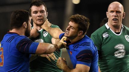 Des joueurs irlandais et fran&ccedil;ais s'affrontent dans le cadre du match Irlande-France comptant pour le Tournoi des six nations, le 14 f&eacute;vrier 2015 &agrave; Dublin. (FRANCK FIFE / AFP)