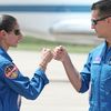 L'astronaute américaine Jasmin Moghbeli salue le cosmonaute russe Konstantin Borisov, à Cap Canaveral (Floride), le 20 août 2023. (GREGG NEWTON / AFP)