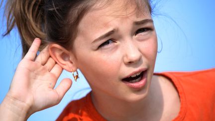 Une jeune fille tend l'oreille. (TURPIN PHILIPPE / MAXPPP)