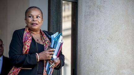 La ministre de la Justice, Christiane Taubira, quitte le palais de l'Elys&eacute;e &agrave; Paris, le 30 septembre 2015. (YANN KORBI / CITIZENSIDE.COM / AFP)