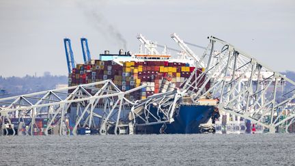 Un pont s'est effondré à Baltimore aux États-Unis, dans le Maryland, après avoir été percuté par un porte-conteneurs. (JIM LO SCALZO / EPA)