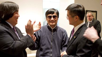 L'avocat chiois aveugle Chen Guangcheng (au centre) serre la main de l'ambassadeur des Etats-Unis en Chine, &agrave; P&eacute;kin, le 26 avril 2012. (US EMBASSY BEIJING PRESS OFFICE / AFP)