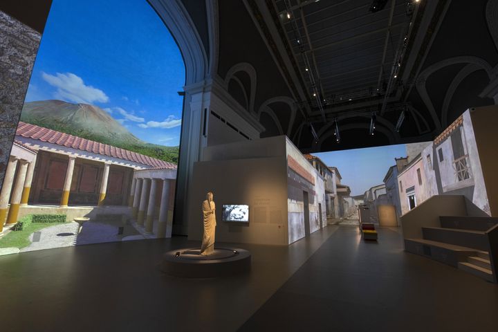 L'exposition Pompéi est une balade immersive dans les rues de la cité antique. Scénographie : Sylvain Roca.&nbsp; (Rmn-Grand Palais / Photo Didier Plowy)