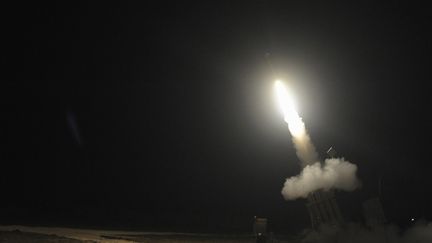 Un missile de d&eacute;fense isra&eacute;lien, destin&eacute; &agrave; intercepter les roquettes palestiniennes, est lanc&eacute; pr&egrave;s d'Ashod moins d'une heure apr&egrave;s&nbsp;l'annonce d'un accord de cessez-le-feu entre Isra&euml;l et le Hamas, mercredi 21 novembre. (DAVID BUIMOVITCH / AFP)