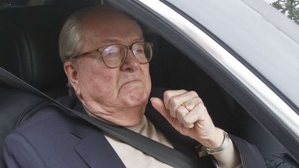 Jean-Marie Le Pen quitte le si&egrave;ge du Front national, le 4 juillet 2015, &agrave; Nanterre (Hauts-de-Seine). (MICHEL EULER/AP/SIPA)