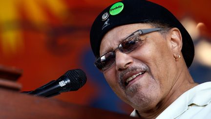 Art Neville, chanteur et claviériste de la Nouvelle-Orléans, lors d'un concert le 4 mai 2008 au&nbsp;New Orleans Jazz and Heritage Festival.&nbsp; (CHRIS GRAYTHEN / GETTY IMAGES NORTH AMERICA)