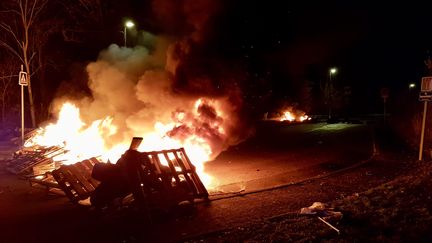 Vendredi&nbsp;4 janvier, une cinquantaine&nbsp;de "gilets jaunes" avaient érigé des barricades pour bloquer l'accès au site, qui assure l'impression du journal L'Est Républicain notamment.&nbsp; (YANNICK VERNINI / MAXPPP)