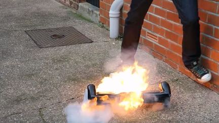 Un hoverboard en flammes dans une vidéo publiée, le 13 janvier 2016.&nbsp; (YOUTUBE)