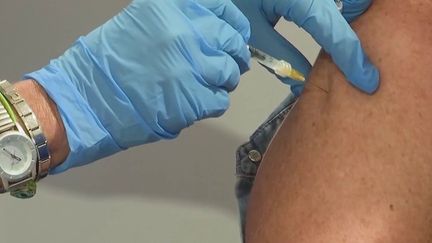 Italie : un homme tente d'échapper à la vaccination avec une prothèse