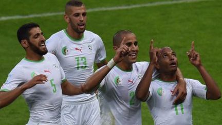 Joie des joueurs algériens (Yacine Brahimi, Rafik Halliche, Islam Slimani,Madjid Bougherra) lors du match victorieux contre la Corée du Sud en phase de poule de la Coupe du monde, le 22 juin 2014. (PEDRO UGARTE / AFP)