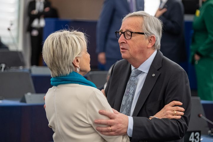 Françoise Grossetête et Jean-Claude Juncker, au Parlement européen de Strasbourg, le 17 avril 2019. (Martin Lahousse)