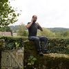 Mathias Dolidon, habitant de Brassy (Nièvre), a pris l'habitude de s'asseoir sur le&nbsp;muret de son jardin pour capter le réseau mobile. (PIERRE-LOUIS CARON / FRANCEINFO)