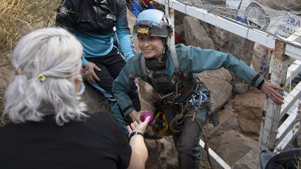 L'Espagnole Beatriz Flamini est sortie de sa grotte près de Motril, en Andalousie, en Espagne, où elle a passé 500 jours, le 14 avril 2023. (JORGE GUERRERO / AFP)