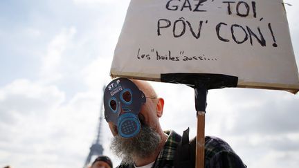 Manifestation d'opposants &agrave; l'exploitation des gaz de schiste &agrave; Paris, le 22 septembre 2012. (KENZO TRIBOUILLARD / AFP)