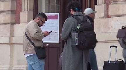 La grève a perturbé les transports mais aussi les écoles, mardi 7 mars. Le ministère de l'Education nationale a compté plus de 35 % de grévistes dans le primaire. Les travailleurs et voyageurs ont dû s'organiser. Comment s'y prendront-ils si le mouvement venait à durer ? (FRANCE 2)