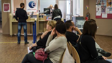 Des personnes attendent &agrave; l'agence P&ocirc;le emploi d'Armenti&egrave;res le 27 ao&ucirc;t 2014. (PHILIPPE HUGUEN / AFP)