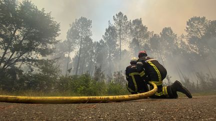 À Landiras, les pompiers ont lutté toute la journée pour éteindre des reprises de feu. (ROMANE BRISARD / RADIO FRANCE)